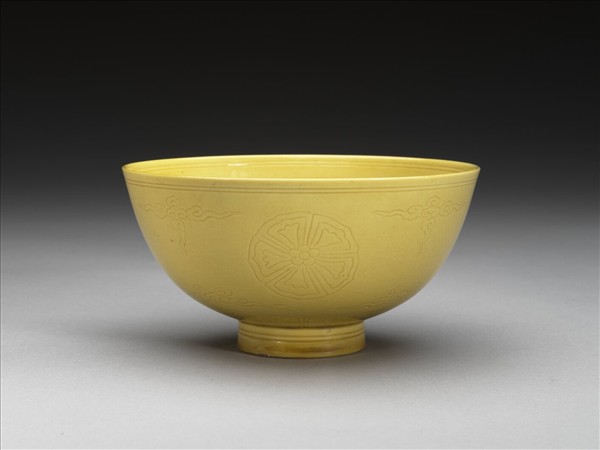 黃釉暗花碗
