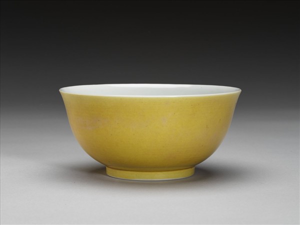 黃釉龍紋白裡碗