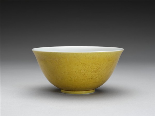 黃釉龍紋白裡碗