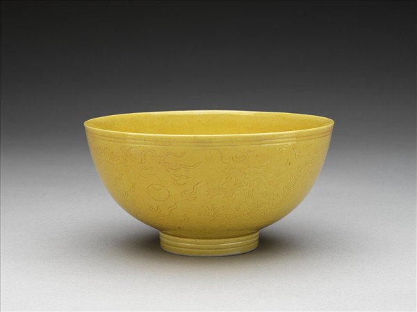 黃釉龍紋碗