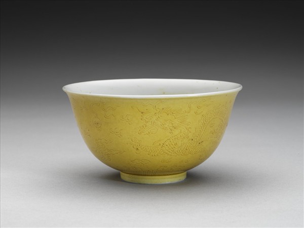 黃釉龍紋白裡碗