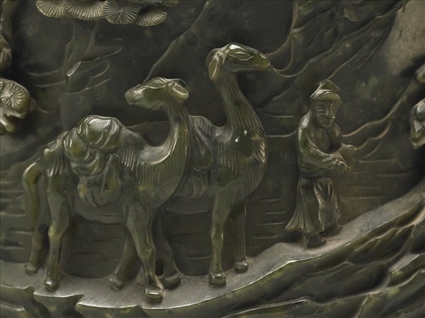 玉秋山獵騎筆筒