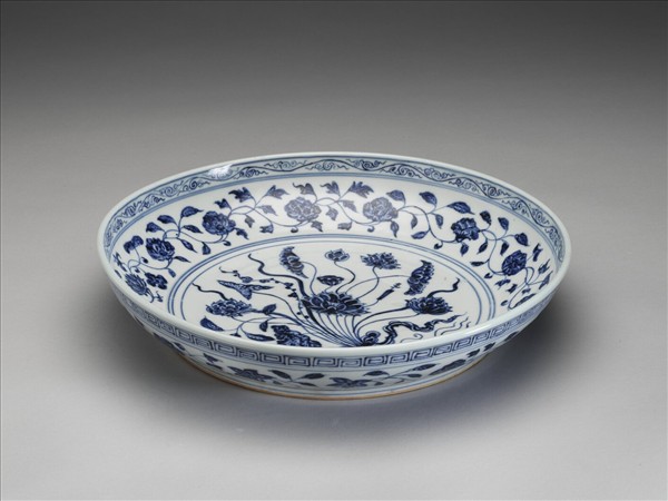 青花纏枝花卉紋盤