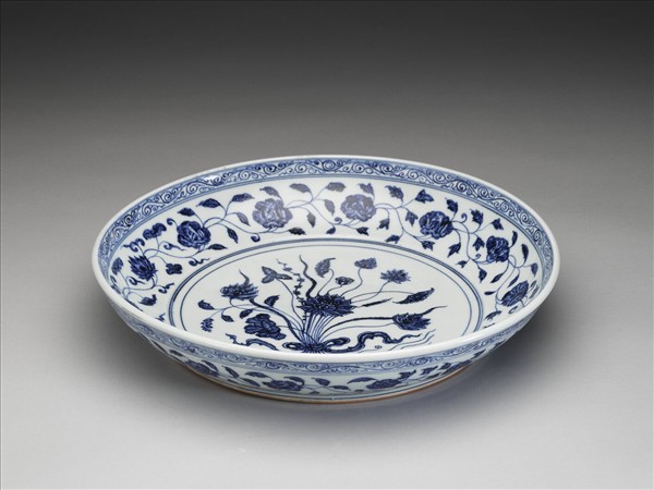 青花纏枝花卉紋盤