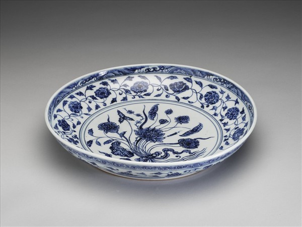 青花纏枝花卉紋盤