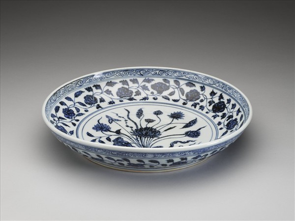 青花纏枝花卉紋盤