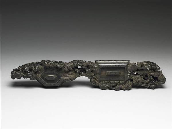 紫檀鏤雕嵌銀線木座