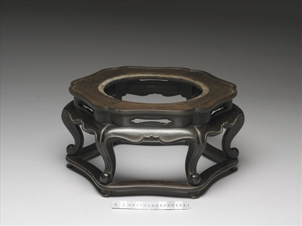 紫檀花瓣形鏤空木座