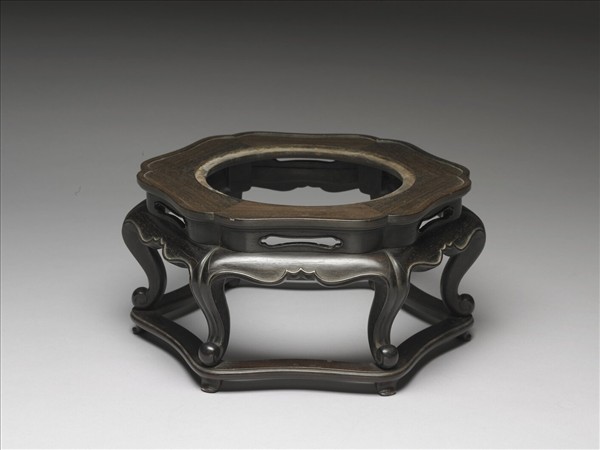 紫檀花瓣形鏤空木座