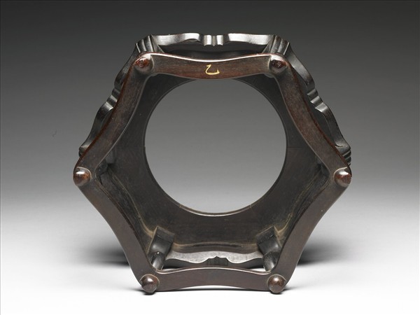 紫檀花瓣形鏤空木座