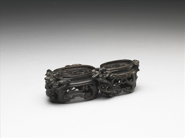 鏤空雲龍紋木座