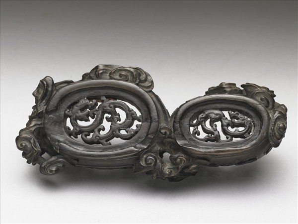 鏤空雲龍紋木座