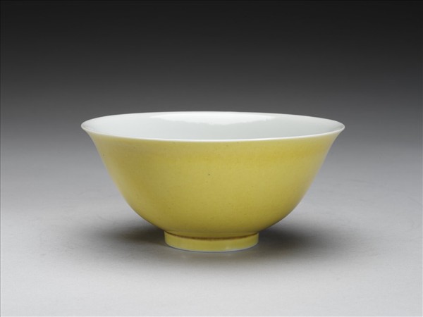黃釉白裡碗