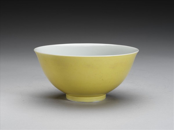 黃釉白裡碗