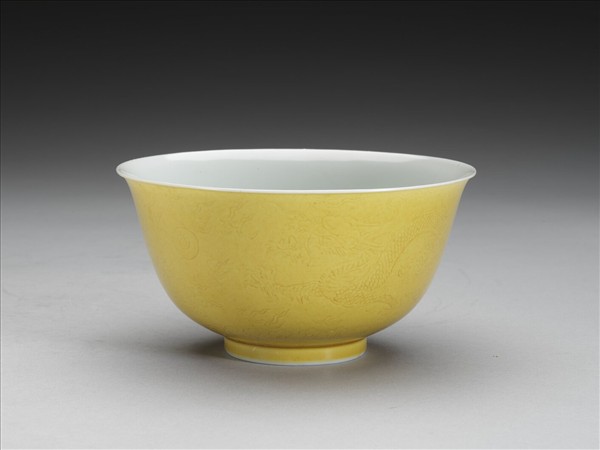 黃釉龍紋白裡碗