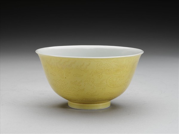 黃釉龍紋白裡碗