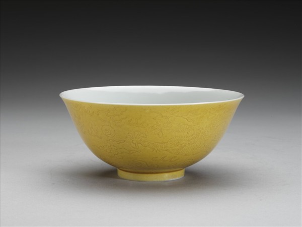 黃釉龍紋碗