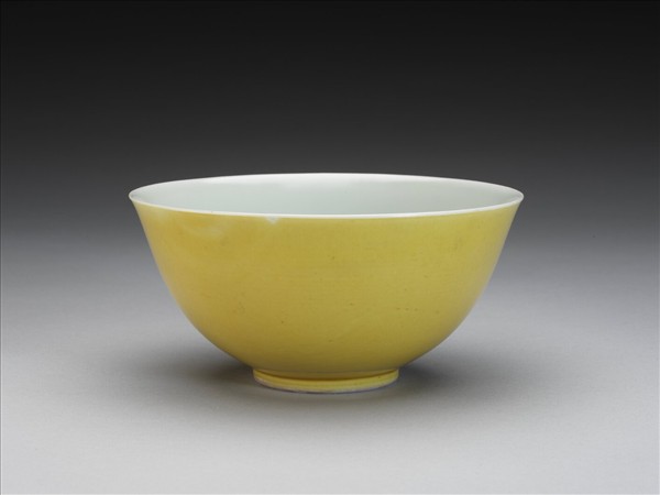 黃釉白裡碗