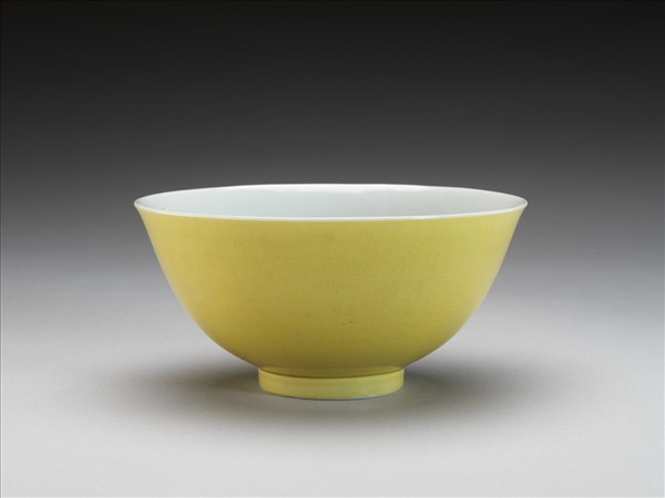 黃釉白裡碗