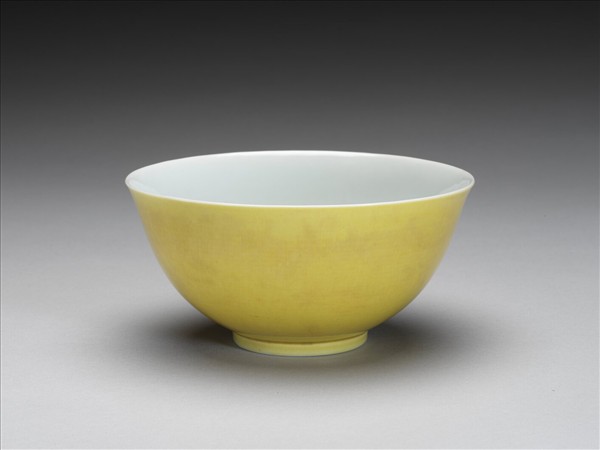黃釉白裡碗