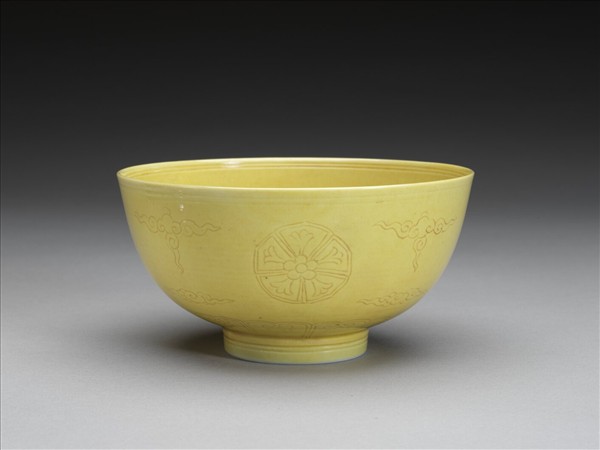 黃釉暗花碗