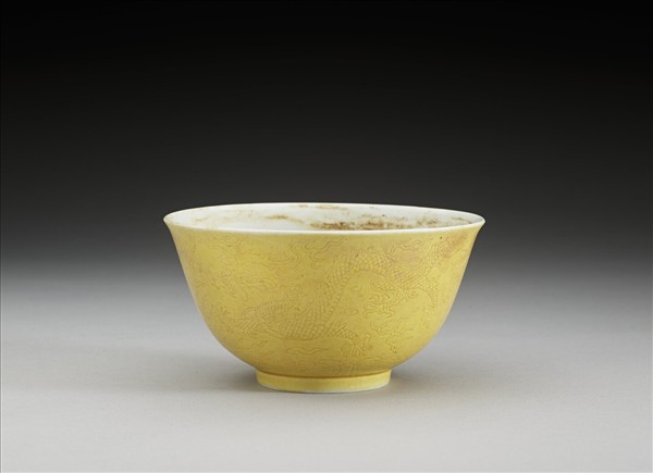 黃釉龍紋白裡碗