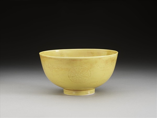黃釉暗花碗