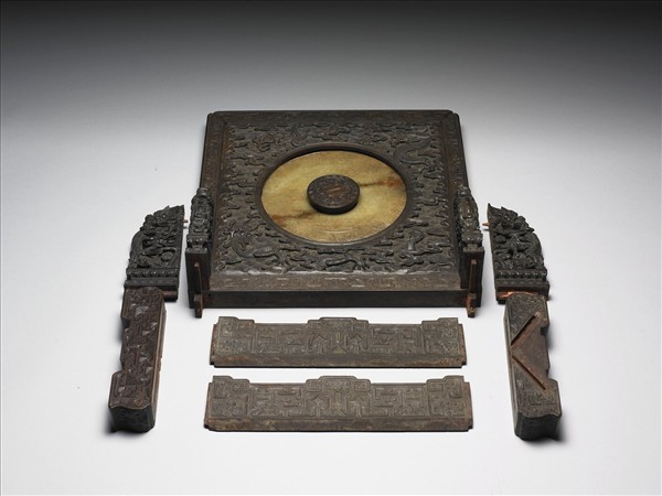 玉雙身獸紋璧（紋飾後加）