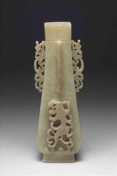 螭虎啣芝紋玉瓶