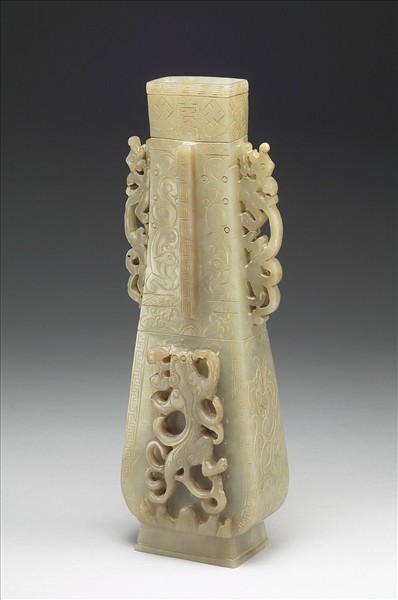 螭虎啣芝紋玉瓶