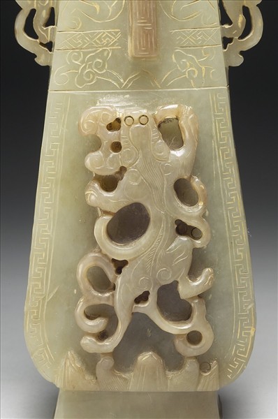 螭虎啣芝紋玉瓶