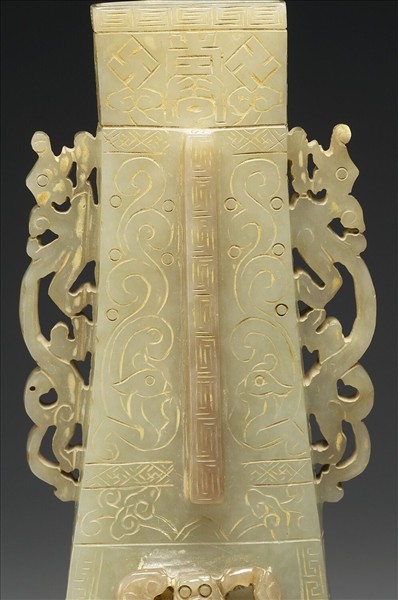 螭虎啣芝紋玉瓶