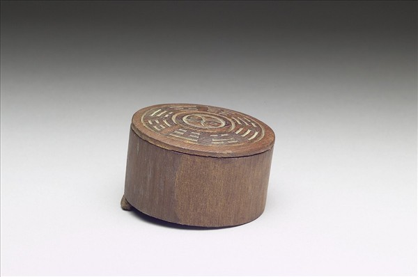 八卦紋帶蓋木膽