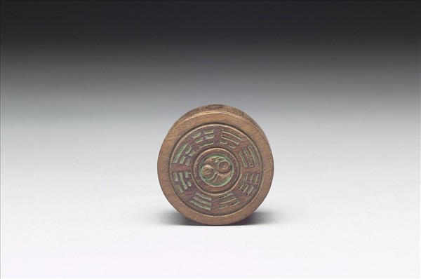 八卦紋帶蓋木膽