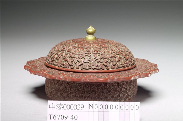 剔紅番蓮紋十六瓣盒