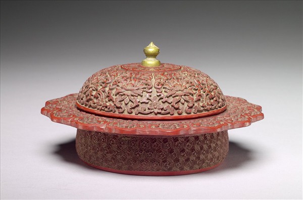 剔紅番蓮紋十六瓣盒