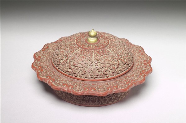 剔紅番蓮紋十六瓣盒