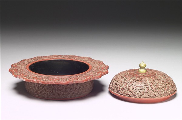 剔紅番蓮紋十六瓣盒