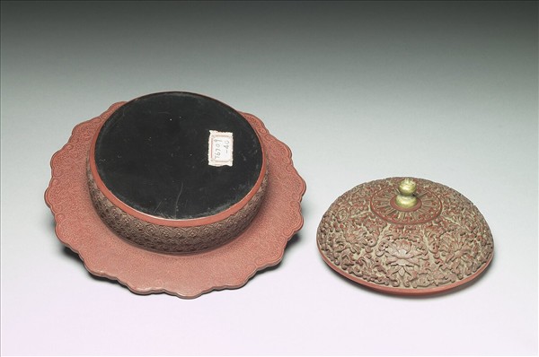 剔紅番蓮紋十六瓣盒