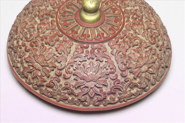 剔紅番蓮紋十六瓣盒