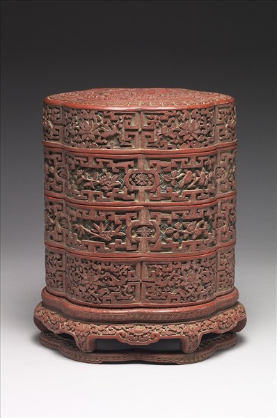 剔彩六瓣三層套盒