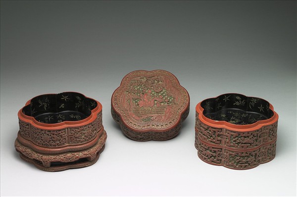 剔彩六瓣三層套盒