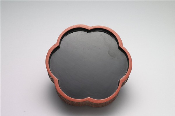 剔彩六瓣三層套盒