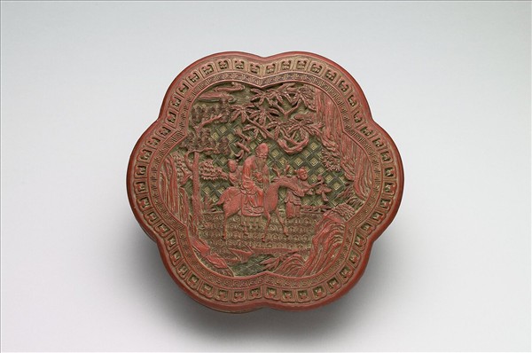 剔彩六瓣三層套盒