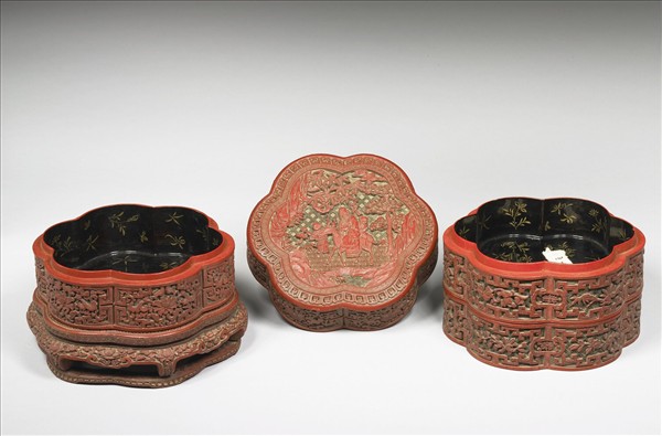 剔彩六瓣三層套盒