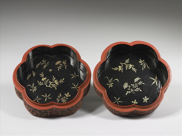 剔彩六瓣三層套盒