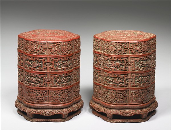 剔彩六瓣三層套盒