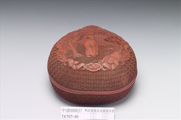 剔紅八仙人物桃式盒(曹國舅)