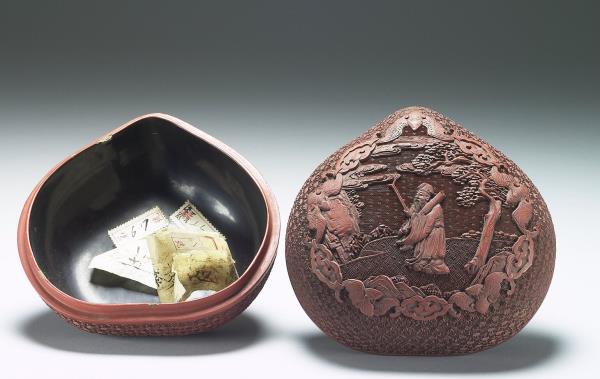 剔紅八仙人物桃式盒(張果老)