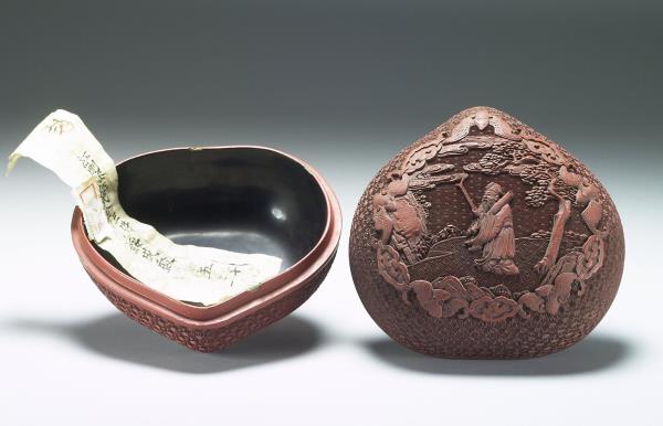 剔紅八仙人物桃式盒(張果老)